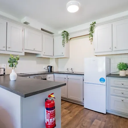 Budget Friendly 3 Bed Apartment, Sleeps 5 Apartmán *