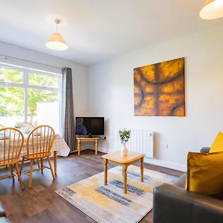 Budget Friendly 3 Bed Apartment, Sleeps 5 Galway