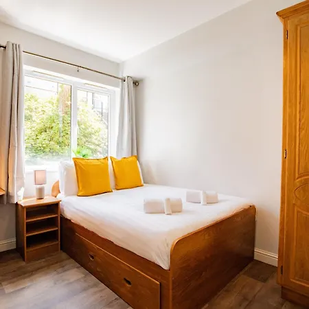 Budget Friendly 3 Bed Apartment, Sleeps 5 * Galway