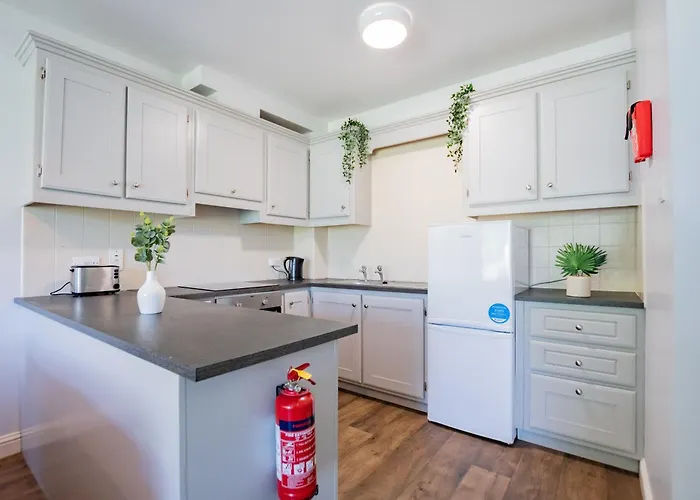 Budget Friendly 3 Bed Apartment *